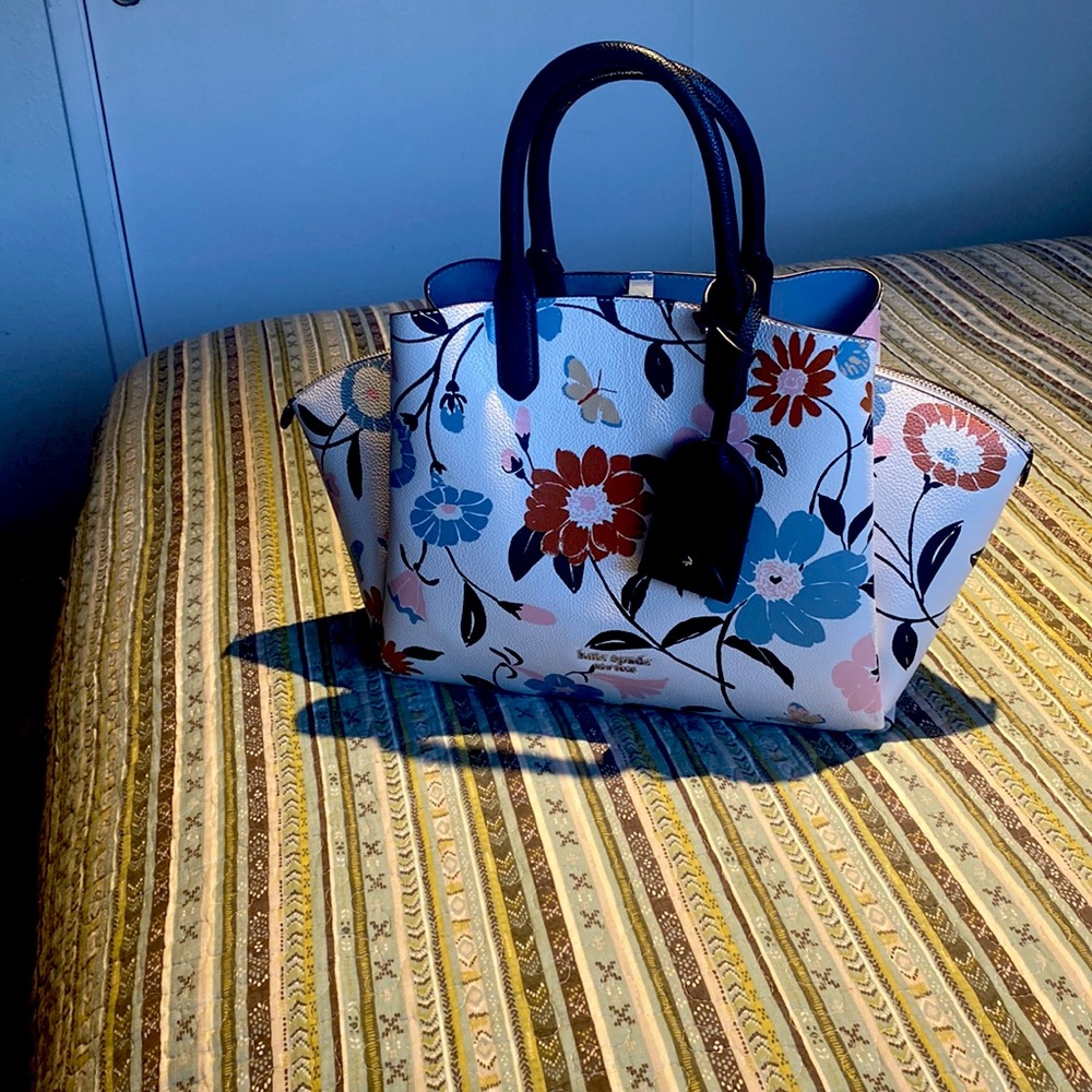 Kate spade beautiful bag. Pictures don’t do it justice